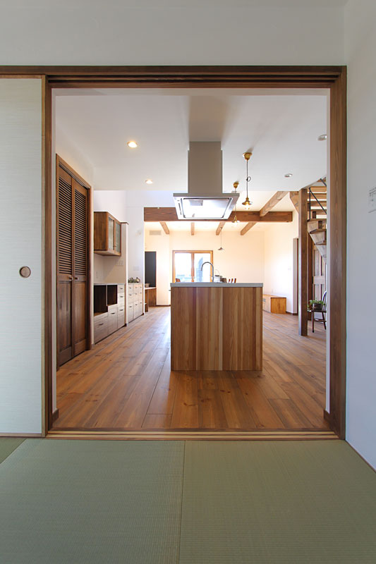 木製窓の男前インテリアの家