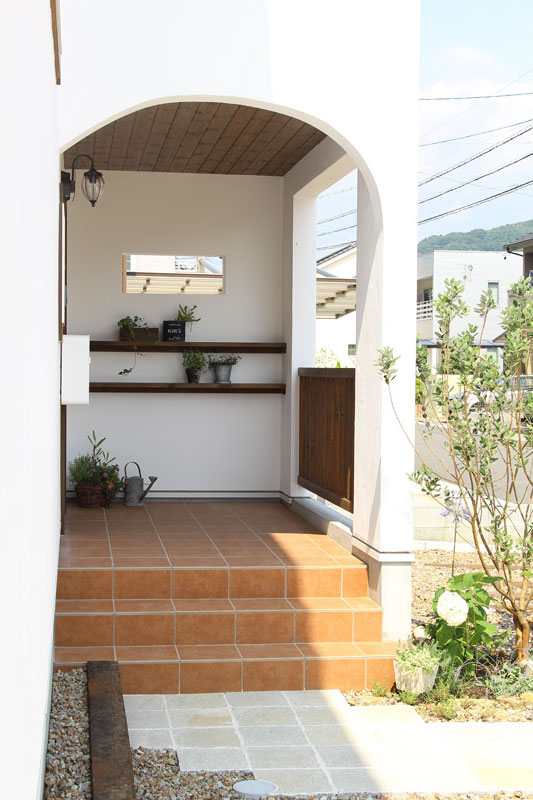 スチール階段と大きな吹抜のある家