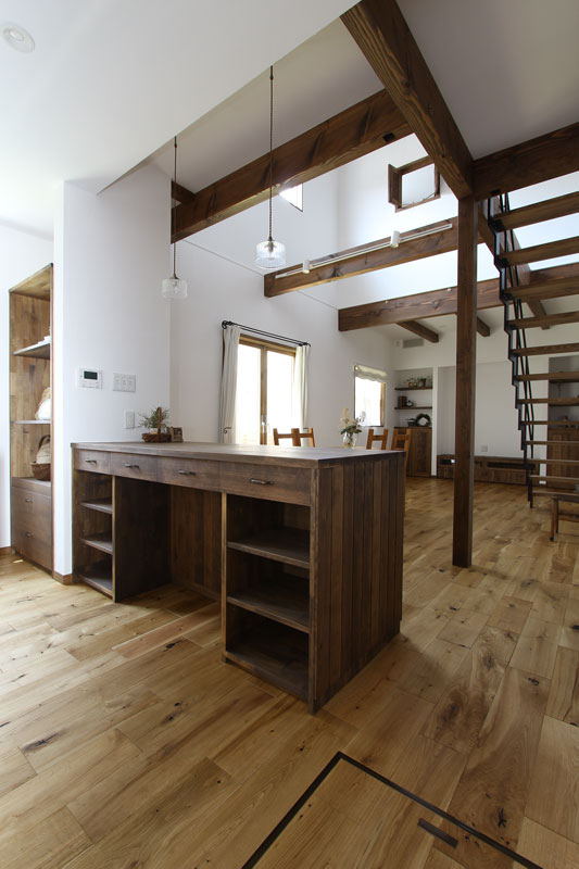 スチール階段と大きな吹抜のある家