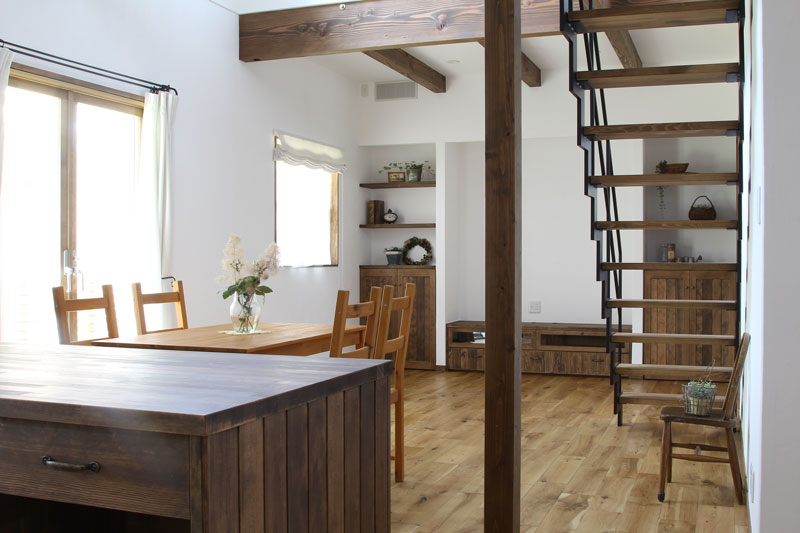 スチール階段と大きな吹抜のある家