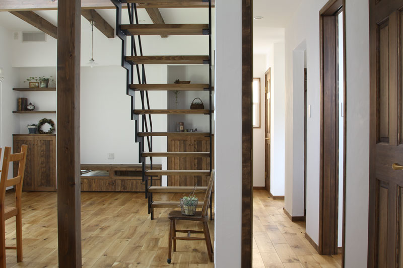 スチール階段と大きな吹抜のある家