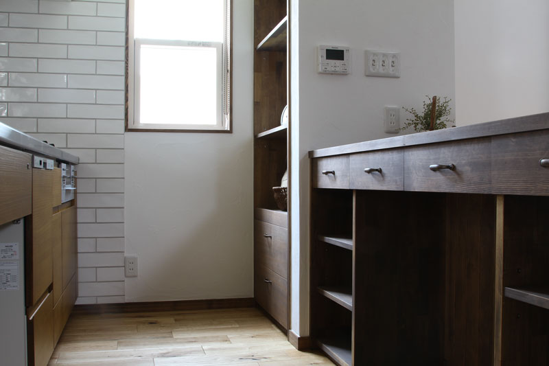 スチール階段と大きな吹抜のある家