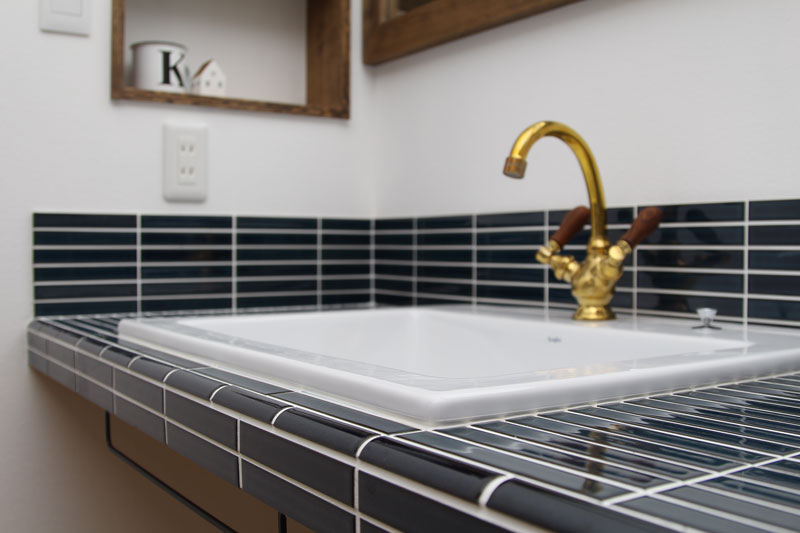 スチール階段と大きな吹抜のある家