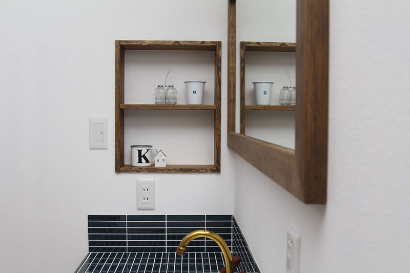 スチール階段と大きな吹抜のある家