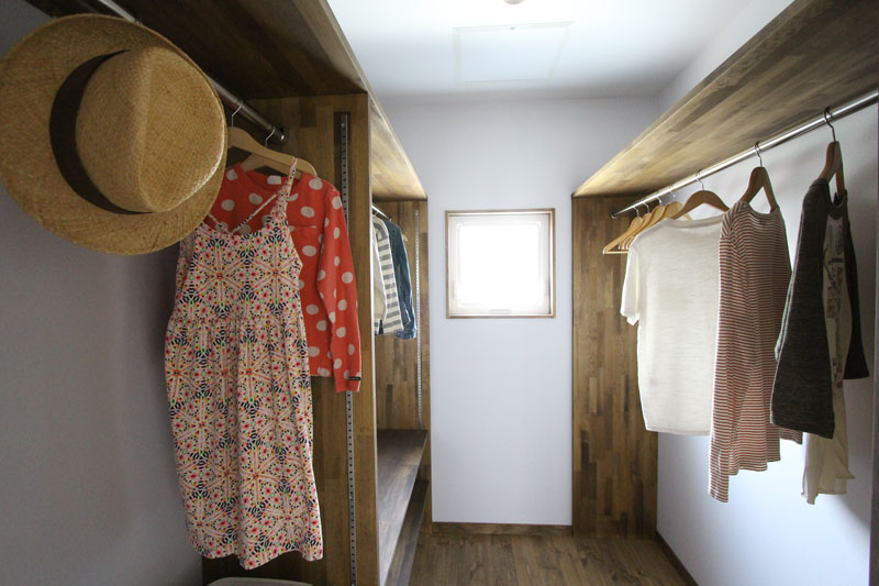 スチール階段と大きな吹抜のある家