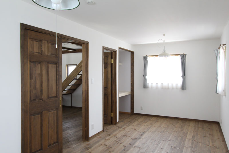 スチール階段と大きな吹抜のある家