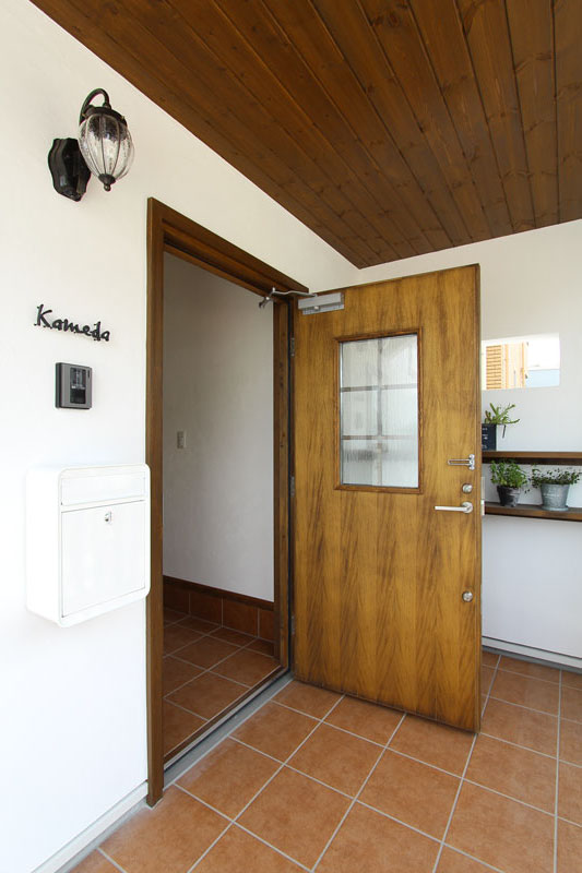 スチール階段と大きな吹抜のある家