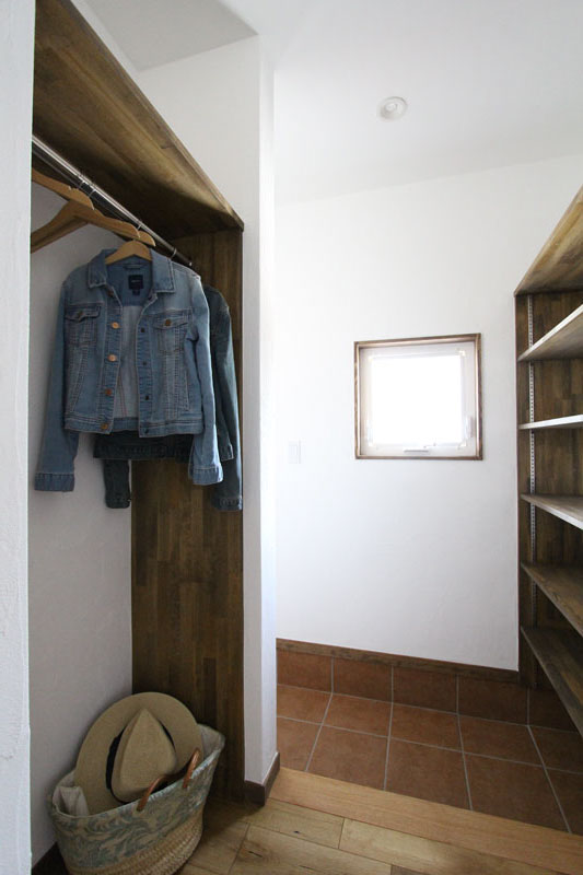 スチール階段と大きな吹抜のある家