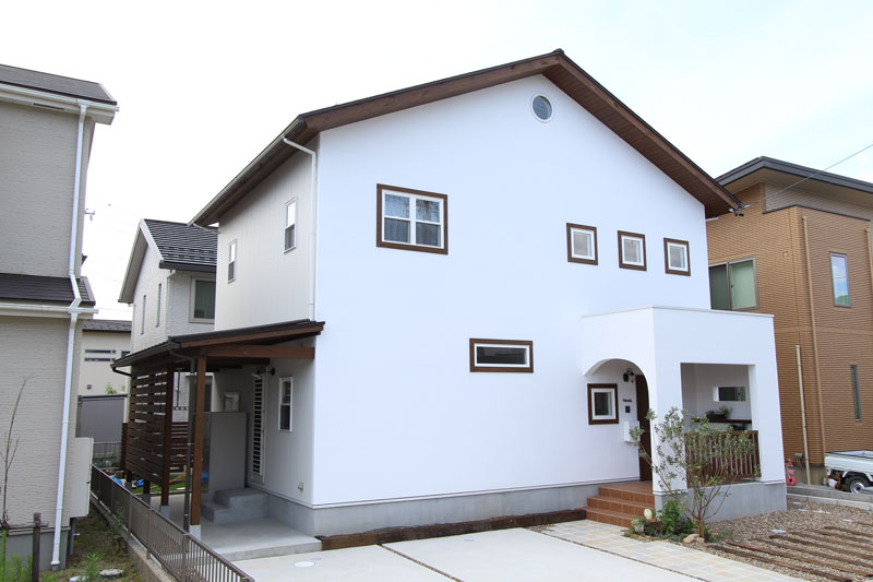 スチール階段と大きな吹抜のある家