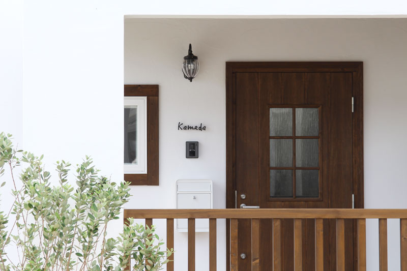 スチール階段と大きな吹抜のある家