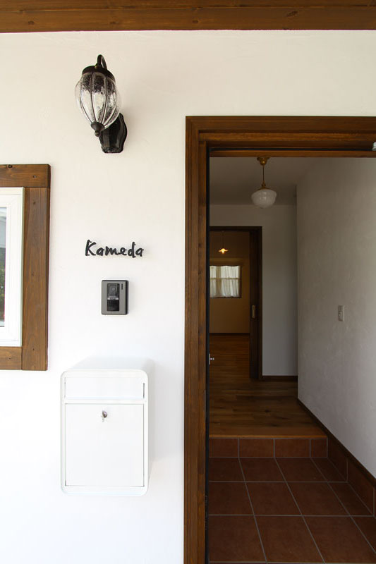 スチール階段と大きな吹抜のある家