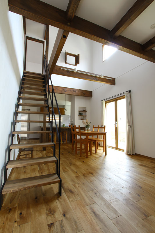 スチール階段と大きな吹抜のある家