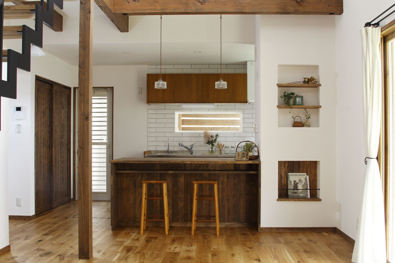 スチール階段と大きな吹抜のある家