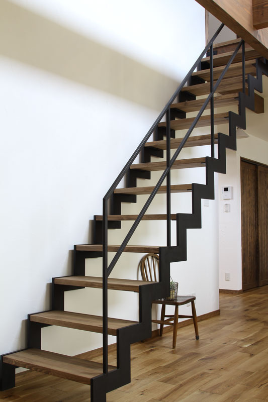 スチール階段と大きな吹抜のある家