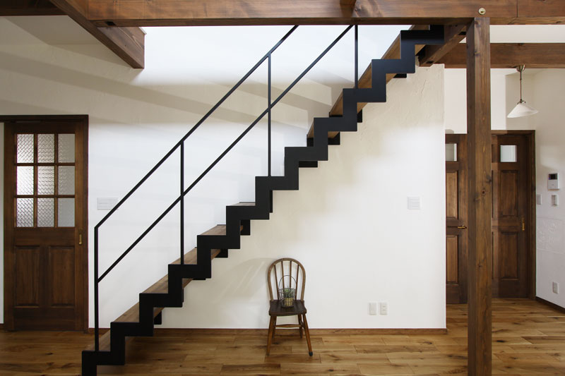 スチール階段と大きな吹抜のある家