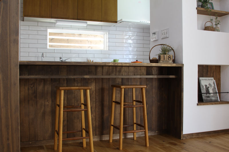 スチール階段と大きな吹抜のある家