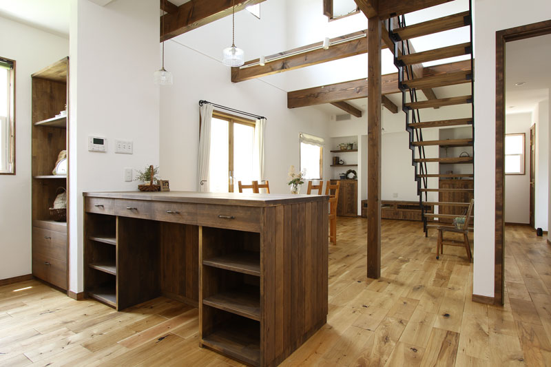 スチール階段と大きな吹抜のある家