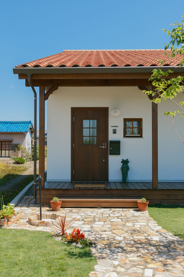 片流れの大屋根と中二階のある家