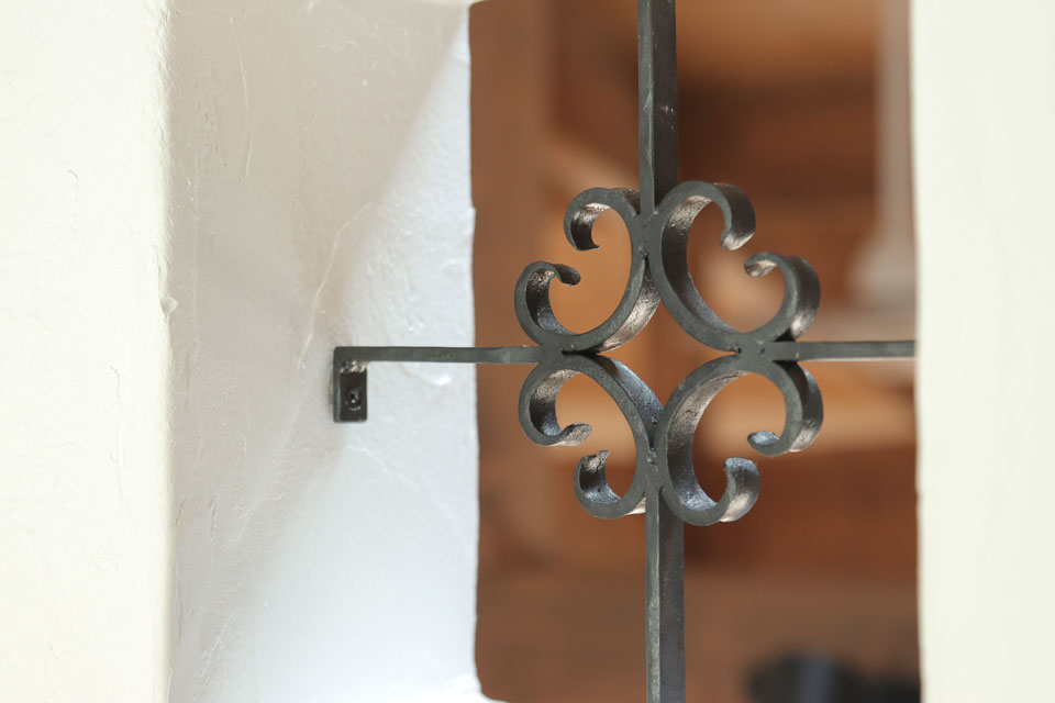 片流れの大屋根と中二階のある家