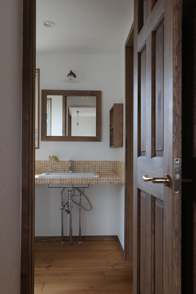 片流れの大屋根と中二階のある家