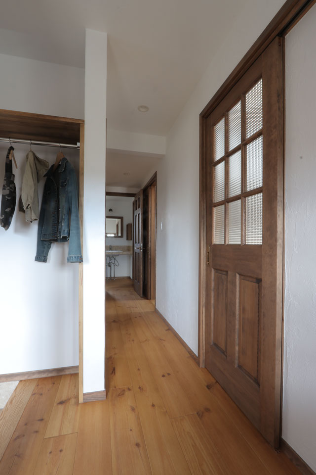 片流れの大屋根と中二階のある家