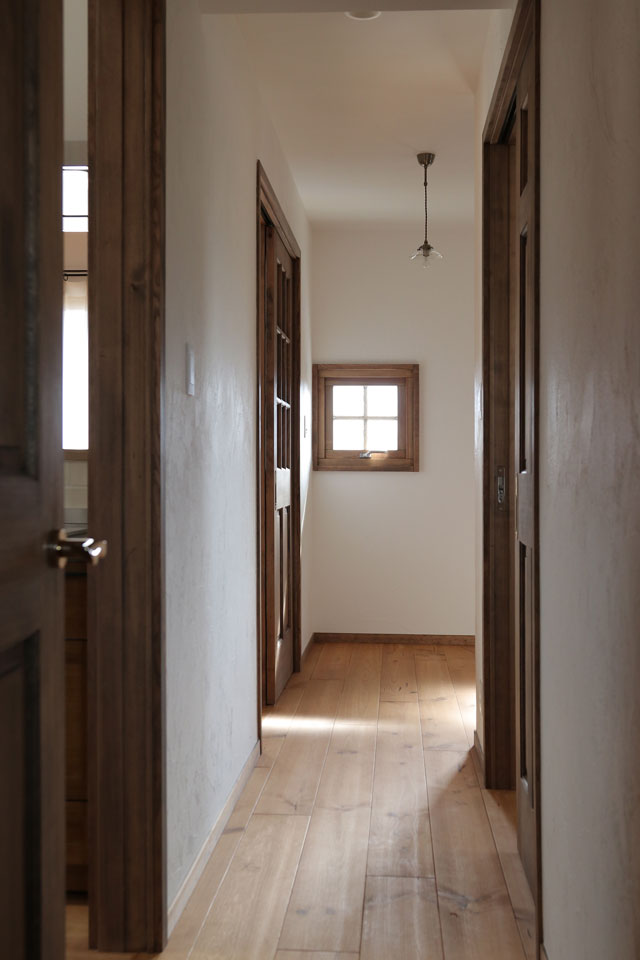 片流れの大屋根と中二階のある家