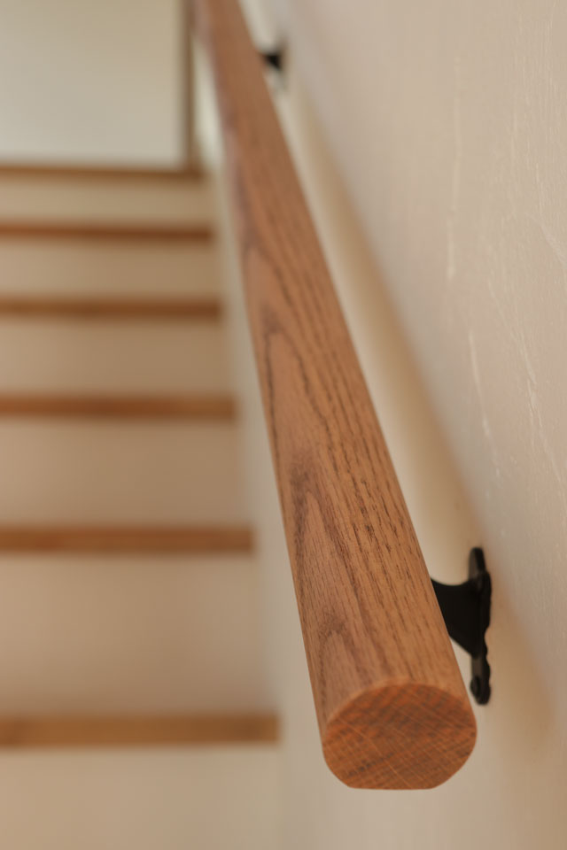 片流れの大屋根と中二階のある家