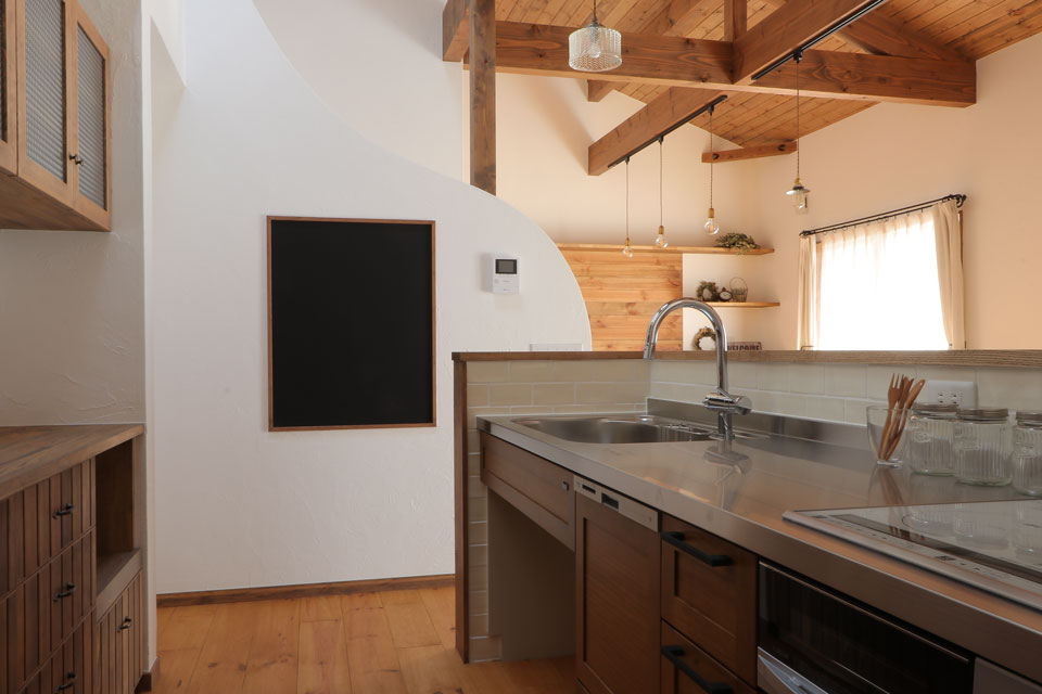 片流れの大屋根と中二階のある家