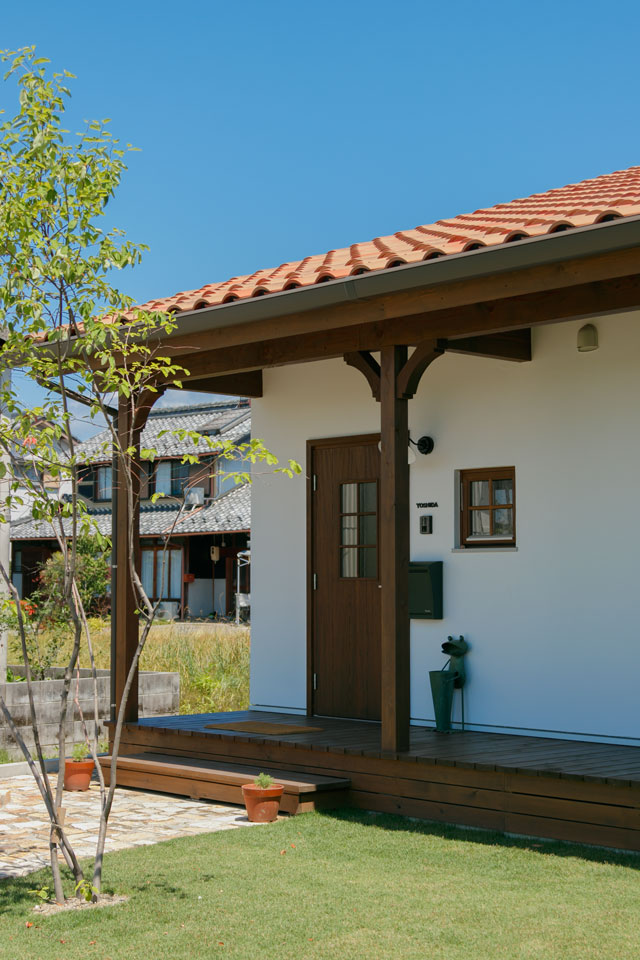 片流れの大屋根と中二階のある家