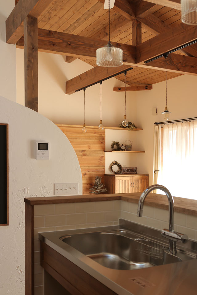 片流れの大屋根と中二階のある家