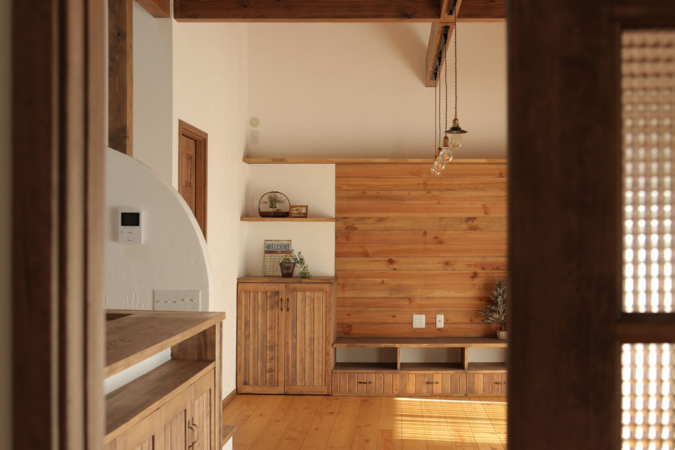 片流れの大屋根と中二階のある家