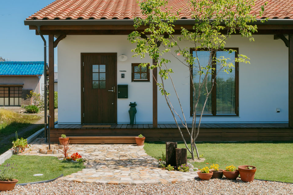片流れの大屋根と中二階のある家