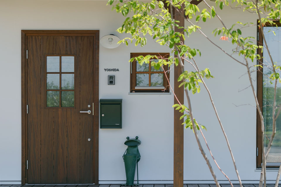 片流れの大屋根と中二階のある家