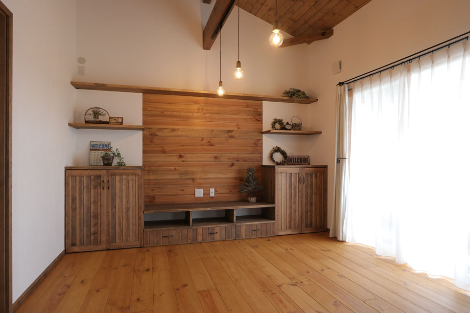 片流れの大屋根と中二階のある家