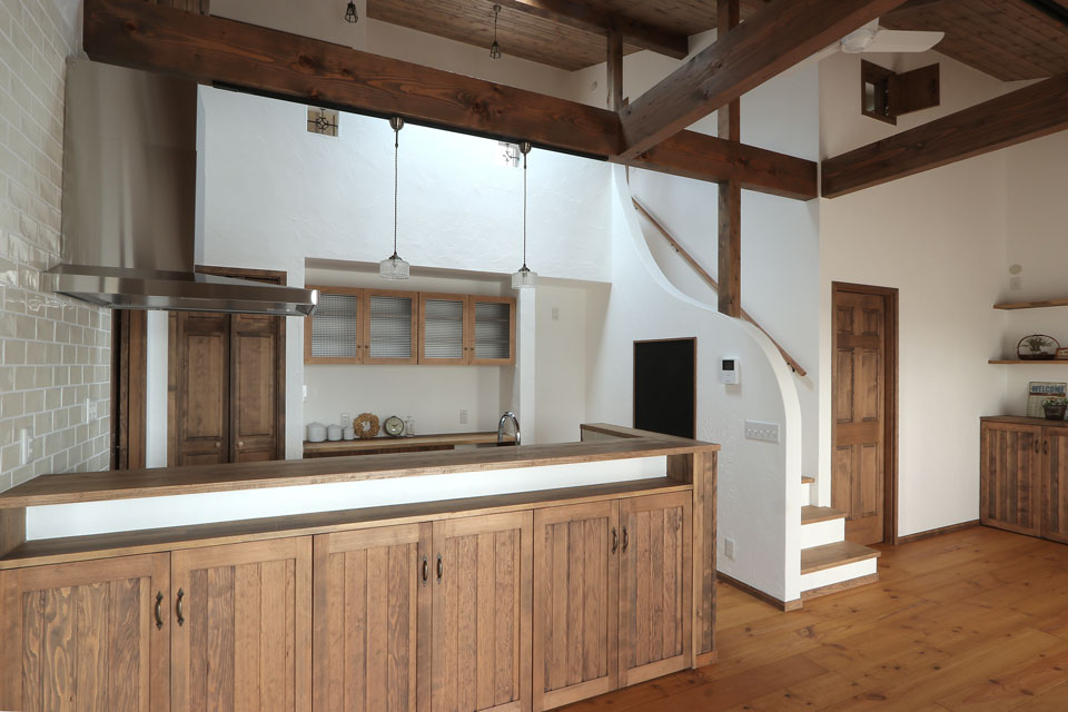 片流れの大屋根と中二階のある家