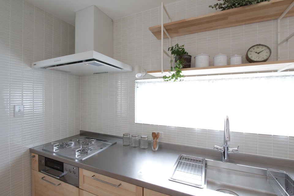 ナチュラル雑貨がよく似合う白い平屋