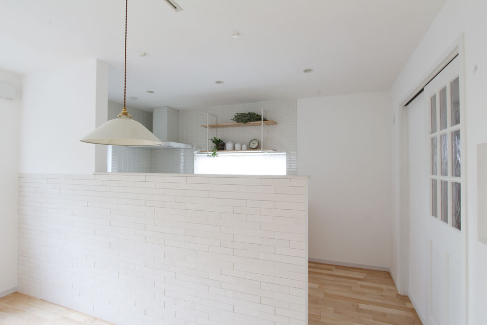 ナチュラル雑貨がよく似合う白い平屋