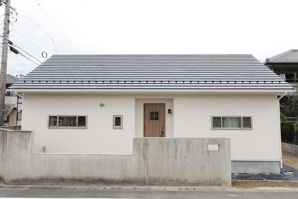 ナチュラル雑貨がよく似合う白い平屋