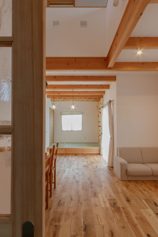 うんていとボルダリングのある家