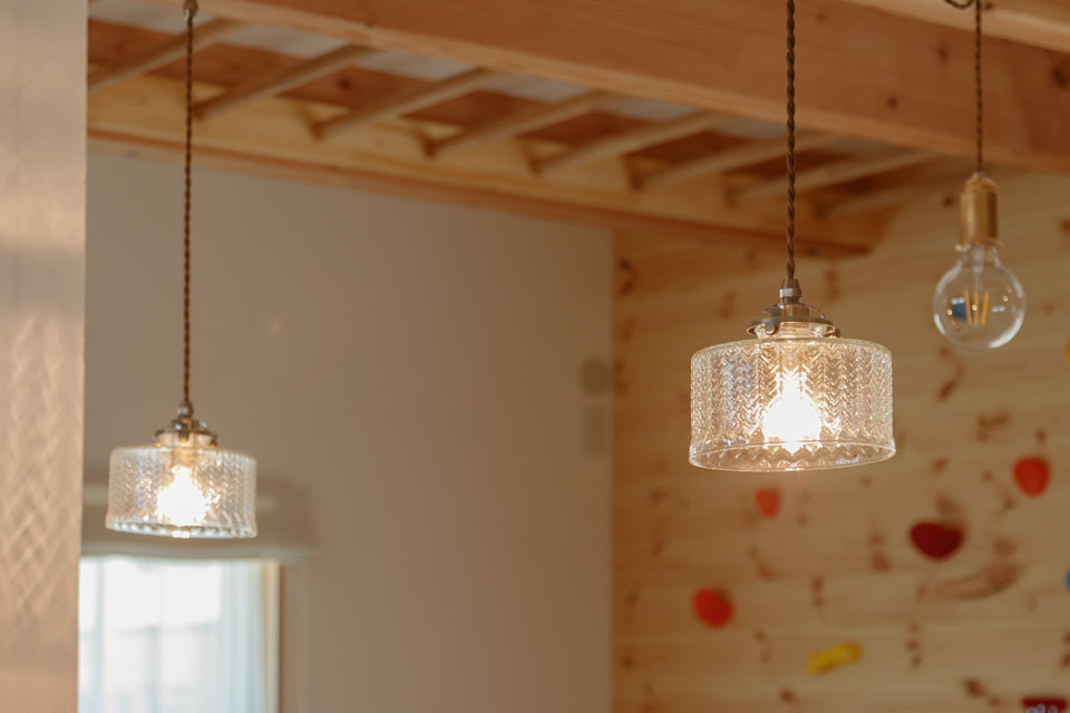 うんていとボルダリングのある家