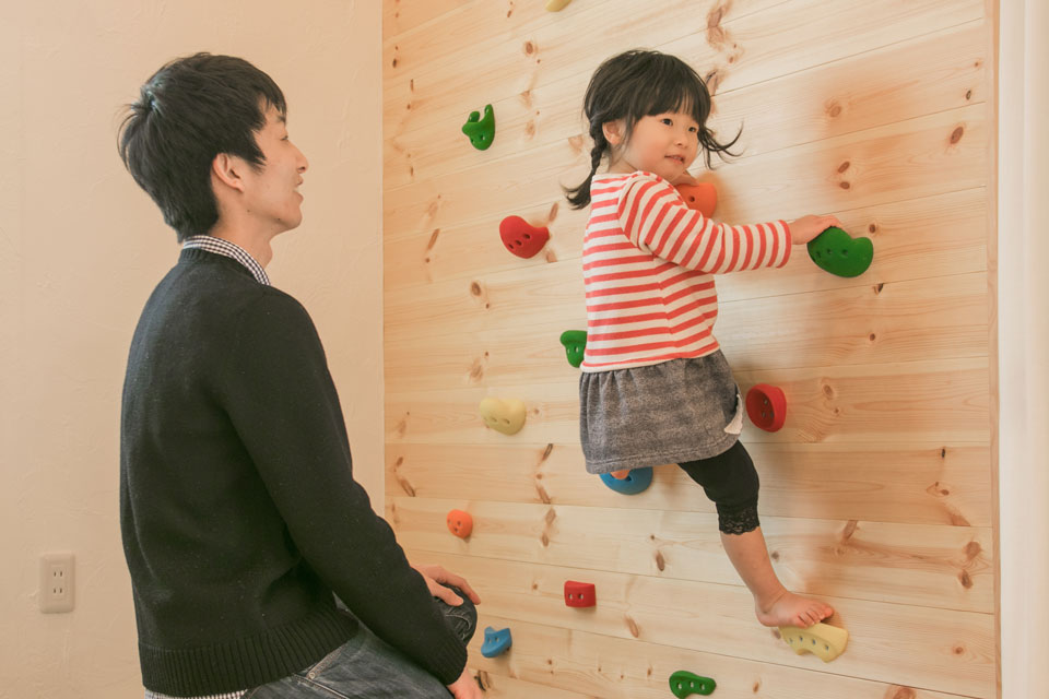 うんていとボルダリングのある家