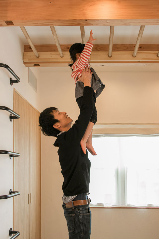 うんていとボルダリングのある家