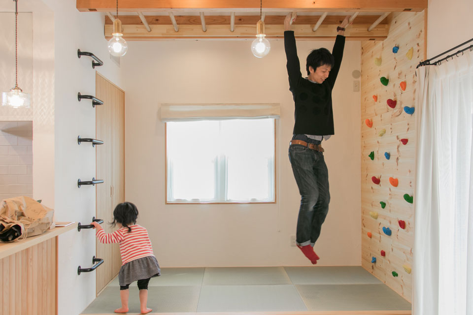 うんていとボルダリングのある家