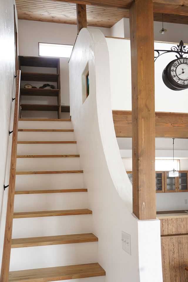 中二階のある遊び心たっぷりの家