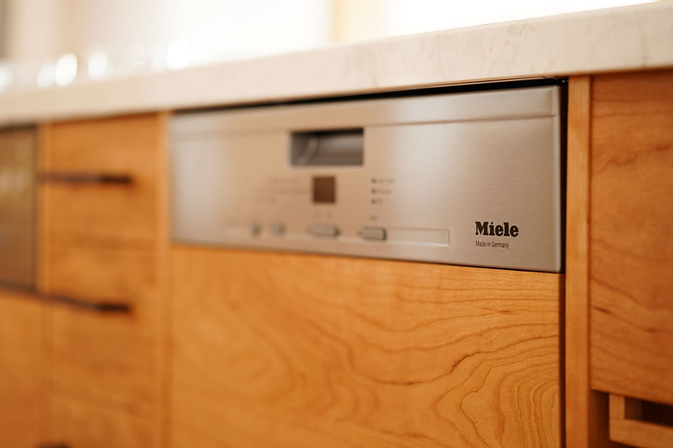 ビルトインガレージのある片流れ屋根の家