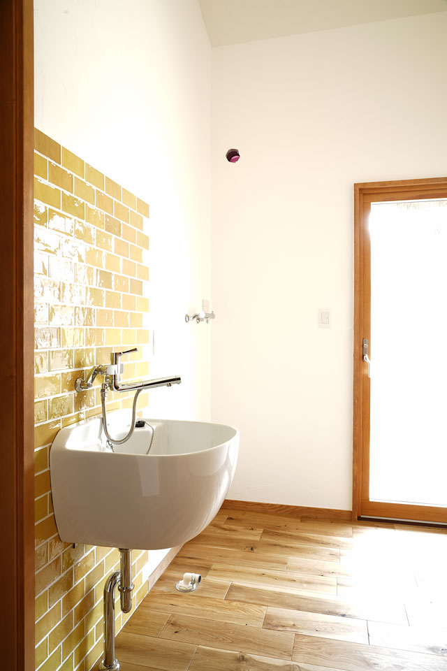 ビルトインガレージのある片流れ屋根の家