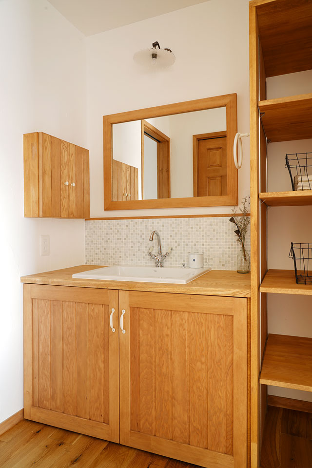 ビルトインガレージのある片流れ屋根の家