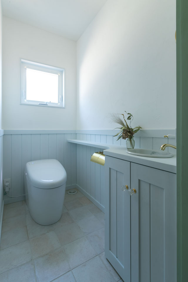 ビルトインガレージのある片流れ屋根の家