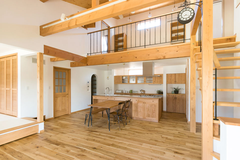 ビルトインガレージのある片流れ屋根の家