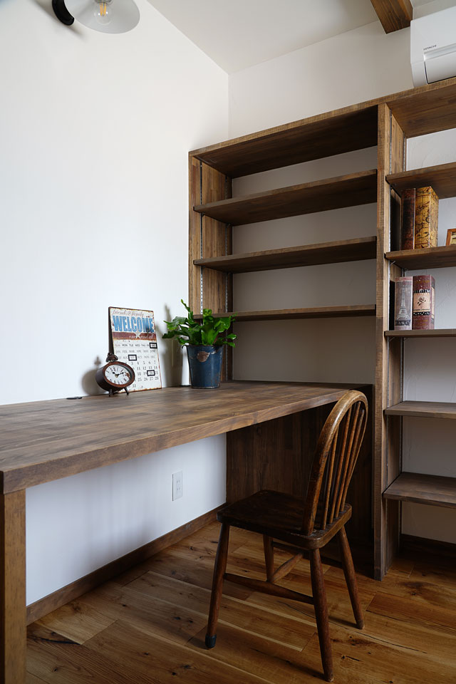 ビルトインガレージのある片流れ屋根の家